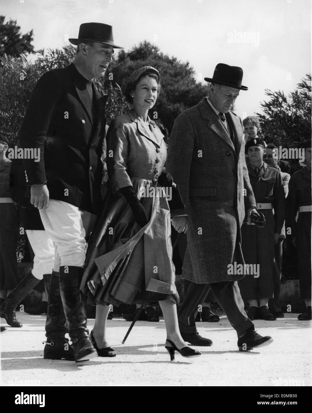 6 mai 1954 - Malte - LA REINE ELIZABETH II ET LE COMTE MOUNTBATTEN arrivent à la Marsa polo sol pour regarder le Prince Philip jouer pour la Marine royale. Banque D'Images
