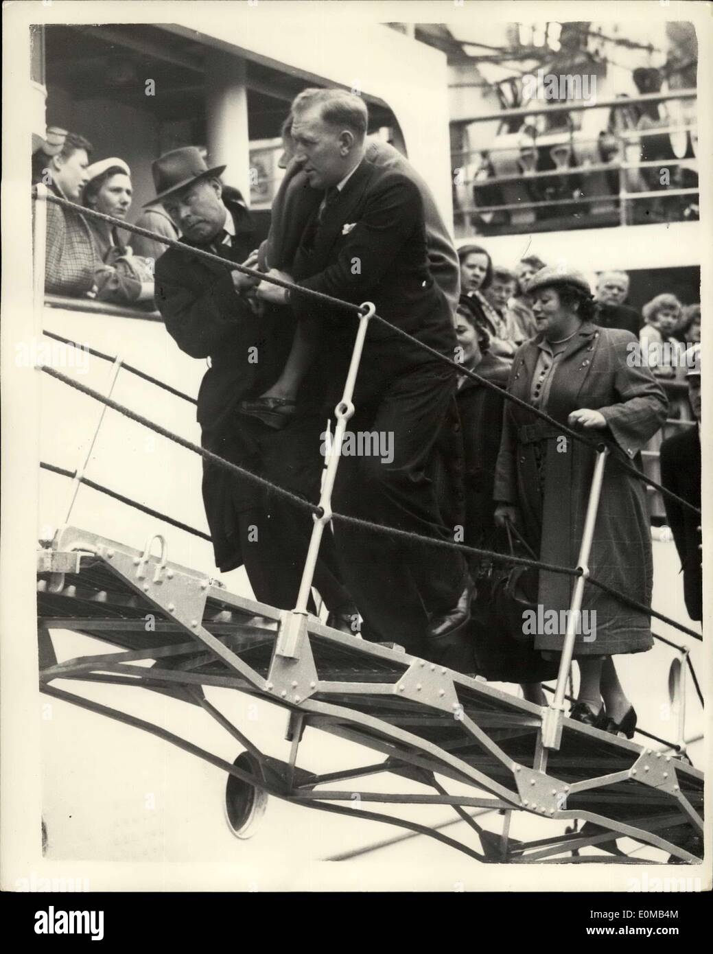 14 mai 1954 - cargo russe ''Arrêté'' à Londres docks. Femme est pris à bord. : Le navire russe Passenger-Cargo prêt à quitter Londres Docks ce matin avec à bord - on croit - l'diplomates soviétiques qui ont été expulsés pour espionnage. Le navire a été ''arrêté'' par un agent du commissaire des incendies de l'Amirauté qui monte à bord et fixé un mandat pour le mât. Il a été délivré au nom de la propriétaire de la navire néerlandais ''Marvic'' (500 tonnes) à l'égard de dommages en collision avec le navire russe au Canal de Kiel en octobre 1952 Banque D'Images
