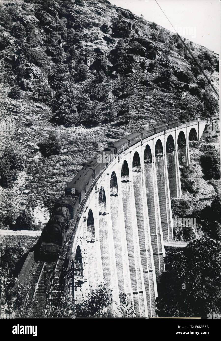 17 mai 1954 - A' visiter la France" Site : une superbe vue sur le viaduc de l'altier, près de l'Clereunt Ferrand, l'un des peu de savoir les grains de beauté en France. Banque D'Images