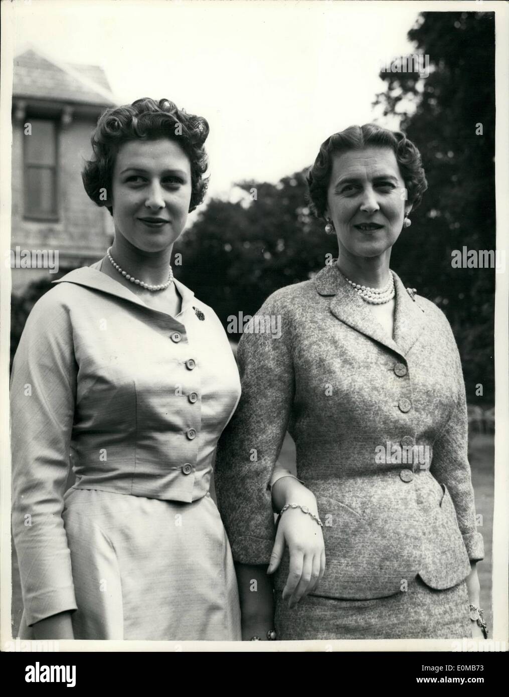 Juillet 07, 1954 - La duchesse de Kent et la princesse Alexandra : Son Altesse Royale la duchesse de Kent et sa fille la princesse Alexandra devaient être vu ce-matin à leur domicile à l'Iver, Bucks. Photo montre la duchesse de Kent et la princesse Alexandra à Coppins ce matin. Banque D'Images