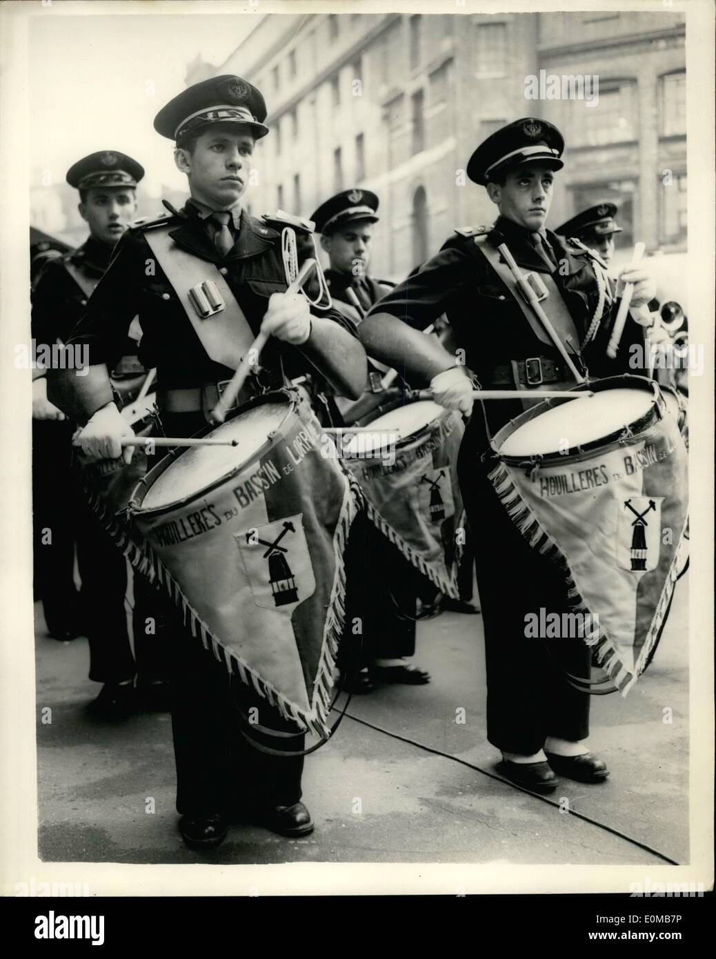 Juillet 07, 1954 - célèbre brass band arrive. : Les 185 mineurs qui forme le fameux brass band du Bassin de Lorraine Collieries consacrent aujourd'hui à Londres et pour marquer leur plaisir à la visite, ils ont demandé que des dispositions soient prises pour eux de donner un peu d'animations à Londres et les Londoniens. Ce qu'ils feront dans l'Embankment Gardens ce soir. Après avoir joué dans l'Embankment Gardens ils dîner à Soho et quittent Victoria par le bateau train de nuit. Après la guerre, seuls dix des membres de l'avant-guerre de la bande est restée Banque D'Images