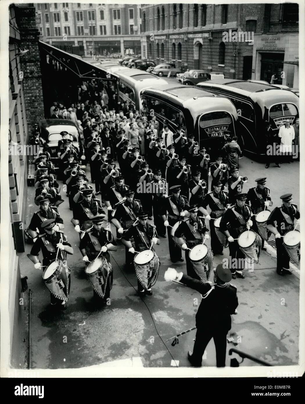 Juillet 07, 1954 - célèbre Brass Band arrive. Les 185 mineurs qui forme le fameux brass band des houillères du bassin de Lorraine , sont prévues aujourd'hui à Londres et pour marquer leur plaisir à la visite, ils ont demandé que des dispositions soient prises pour eux de donner un peu d'animations à Londres et les Londoniens. Ce qu'ils feront dans l'Embankment Gardens ce soir. Après avoir joué dans l'Embankment Gardens ils dîner à Soho et quittent Victoria par les membres de l'avant guerre est demeurée, il a été reconstitué en décembre 1947 , et, après une longue lutte, le chef d'orchestre, M Banque D'Images