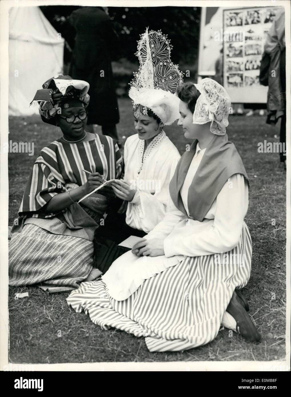Juillet 07, 1954 - Folk Dancers à l'Eisteddfod international à Liangollew au nord du Pays de Galles : Photo montre. Adewunmi Oluwa, une infirmière de la reine, du Nigeria, d'autographes les programmes de Marais Lucette, de ''Le Mouch'' groupe de danse, à partir de la France, aussi jolies Micheline Soris, de la Belgique, les regarde. Banque D'Images