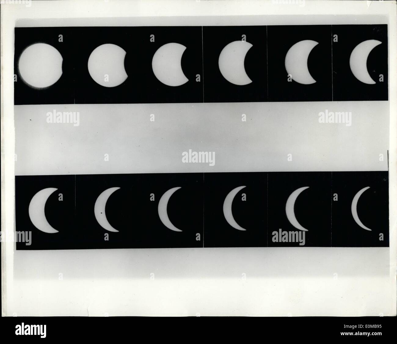 Juillet 07, 1954 - L'éclipse du soleil - comme vu en Suède. phto présente douze phases de l'éclipse de Soleil vue en Suède où l'éclipse est totale. Banque D'Images