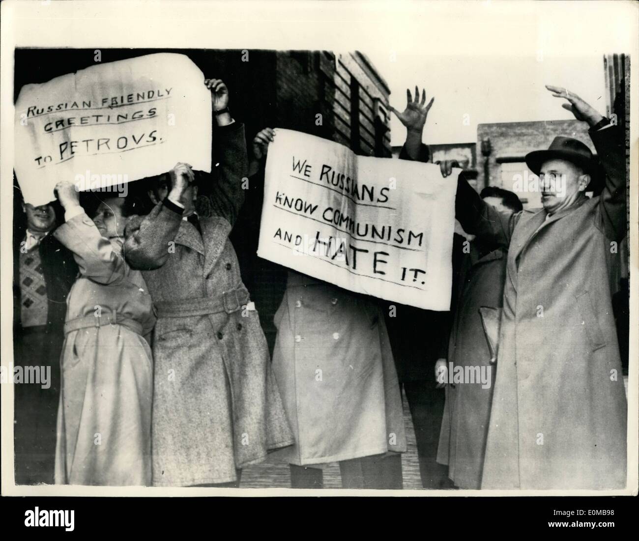 Juillet 07, 1954 - Les Russes à Melbourne assister sur l'espionnage de la commission ''Nous détestons communisme" ; un certain nombre de Russes vivant en Australie ont assisté à l'audience de Melbourne récemment la commission royale d'enquête sur l'espionnage - de la Haute Cour d'Australie à Melbourne. La commission a été la recherche sur les événements qui ont conduit à l'application et l'octroi de l'asile politique à M. et Mme Petrov - ex-fonctionnaires soviétiques en Australie - après des tentatives avaient été faites à Mme forcee Petrov retour à Moscou - après que son mari avait fait un certain nombre de révélations concernant l'espionnage soviétique dans le monde Banque D'Images