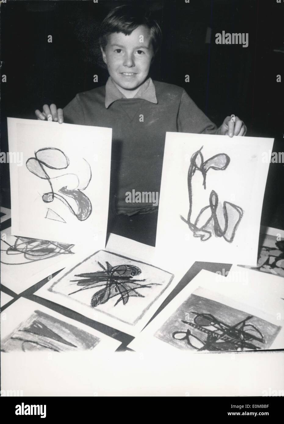 28 mai 1954 - artiste de 9 ans expose des peintures 'Abstract': Patrick Jordan de Paris, 9 ans, parmi ses peintures actuellement exposées à la galerie d'Orsay Paris. Patrick a commencé à peindre quand il avait 4 ans et avait montré un grand talent dans l'expression de ses idées dans un style purement abstrait. Banque D'Images