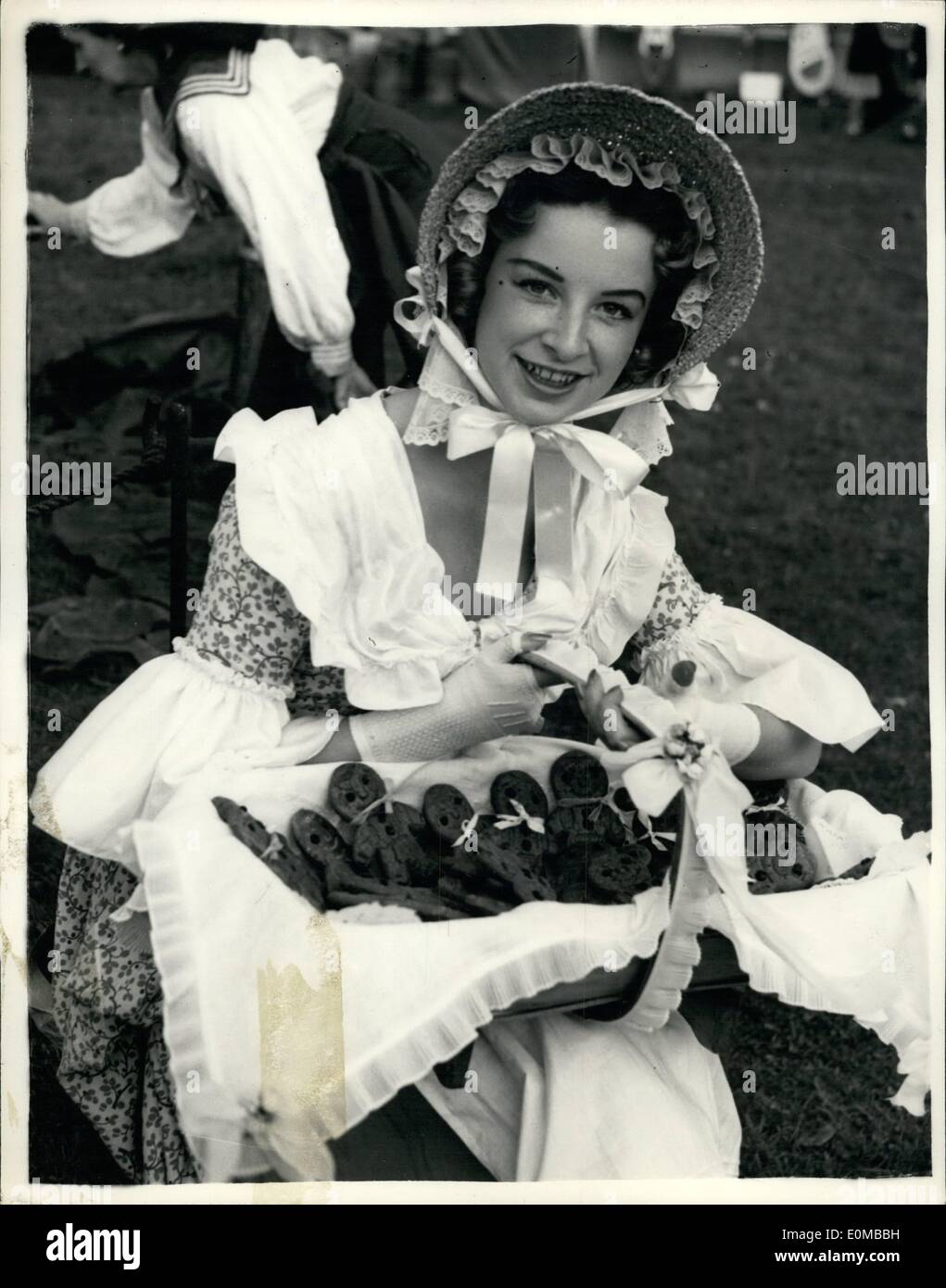 29 mai 1954 - 29-5-54 Monken Hadley juste ouvert. L'Olde Monken Hadley de kermesse, a été ouverte aujourd'hui à Hadley (Highstone juste au-delà de Barnet sur la Gr. La route du nord), par Miss Helen Charry, la scène, le cinéma et la radio star. Photo Keystone montre : 16 ans Susan Pardoe, très pittoresque s'habiller comme elle l'a vendue à la foire d'épices aujourd'hui. Banque D'Images