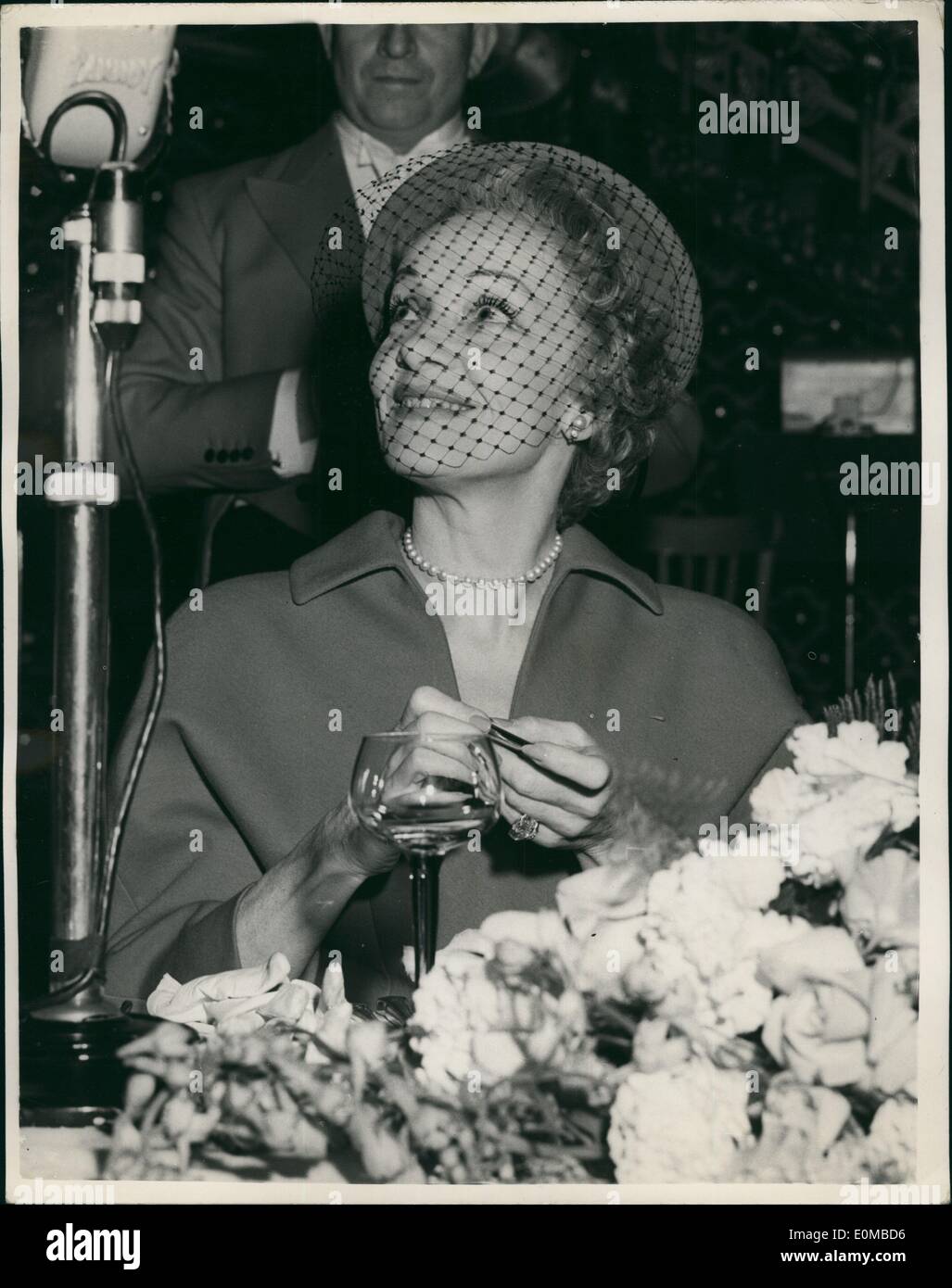 Juin 06, 1954 - Marlene Dietrich arrive à Londres. Assiste à Noel Coward's nouveau spectacle ''Après la balle'' : Marlene Dietrich, le ''grand-mère glamour'' arrive à Londres à partir de New York hier pour apparaître dans un cabaret night club de Londres lundi. Hier soir, elle est allée avec Noel Coward voir son maintenant jouer ''Après la balle'' au Globe Theatre. La photo montre la Marlene Dietrich escorté par Noel Coward arrive pour le spectacle. Banque D'Images