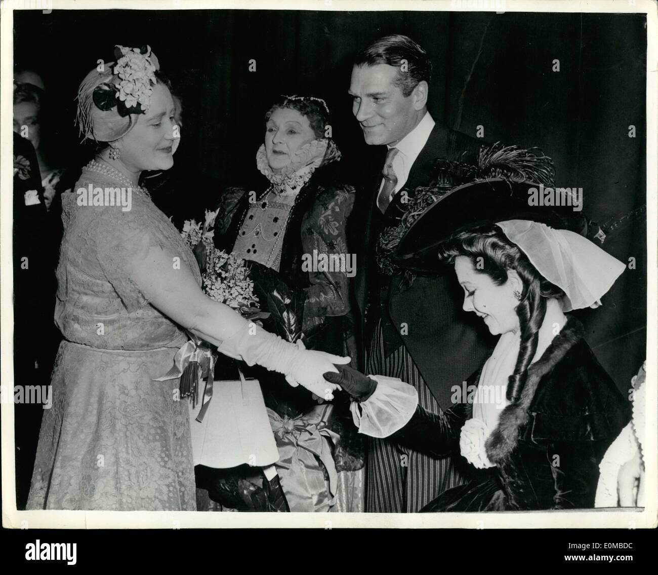 Juin 06, 1954 - Révérence pour la Reine Mère : Toujours en costume, l'actrice Vivien Leigh pour curtseys La reine Elizabeth la reine mère, à la variété du Club toutes les étoiles Matinee au Her Majesty's Theatre, Londres, hier. À côté de Vivien Leigh sont son mari, Sir Laurence Olivier, et Dame Sybil Thorndike. La matinee commémoré trois anniversaires - la cinquantième année depuis la fondation de la Royal Academy of Dramatic Art, Dame Sybil's golden jubilee sur la scène ; et la naissance centenaire de Sir Herbert Beerbohm Tree, fondateur de la RADA. Banque D'Images
