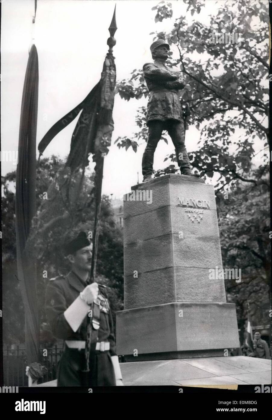 Juin 06, 1954 - Les Allemands jusqu'en dessous de la statue de la marge générale nouvelle statue dévoilée par le président de la ville. La nouvelle stature de marge générale dont le président de la République a dévoilé devant l'église Saint François Xavier ce matin l'état pd a été dynamitée par les Allemands pendant l'occupation. Banque D'Images