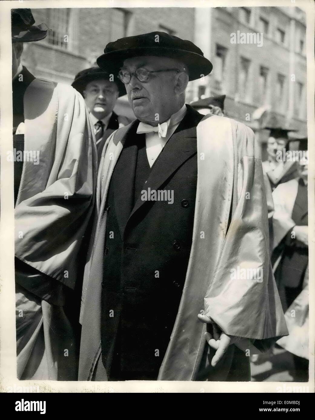 Juin 06, 1954 - Présentation des diplômes à Oxford... M. Vincent Auriol en procession. M. Vincent Auriol, ex président de la France - et sir Gladwyn Jebb, ambassadeur britannique à Paris étaient parmi les personnalités qui ont reçu député Degrés de Droit Civil à Oxford aujourd'hui... Dame Edith Evans a obtenu son diplôme de lettres de médecins... Photo : Keystone montre M. Vincent Auriol vu en procession à la Sheldonian Theatre pour le degré présentation à Oxford aujourd'hui. Banque D'Images