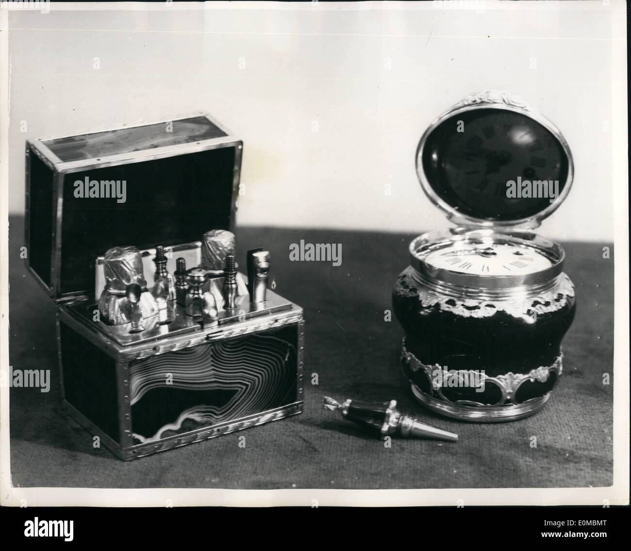 Juin 06, 1954 - Salon des Antiquaires et de l'exposition au Grosvenor House. Photo montre deux morceaux de l'ancien roi Farouk au Caire collection ( à gauche ) un parfum ''les'' de la période Louis XVI ( à droite ) et un Louis 15ème. tabatière et regarder ensemble. Banque D'Images