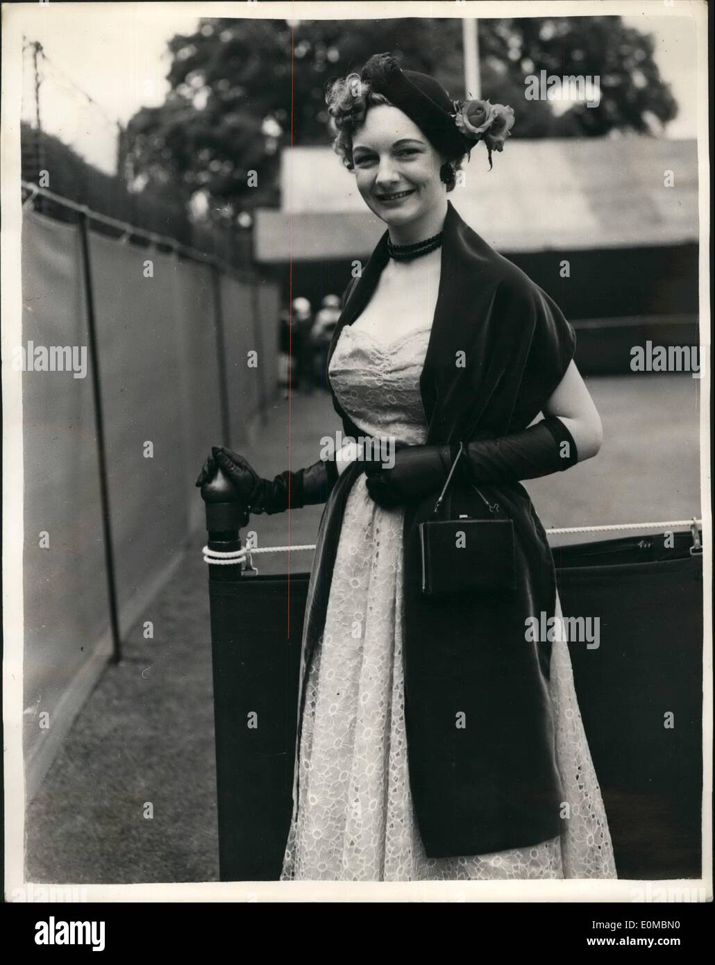 Juin 06, 1954 - Wimbledon - Premier jour. Chapeau noir et rouge a volé. Photo montre Elizabeth Wheeler de Londres porte un Noir - une rose rouge et une étole rouge - lorsqu'elle a assisté à l'ouverture du tournoi de Wimbledon cet après-midi. Banque D'Images