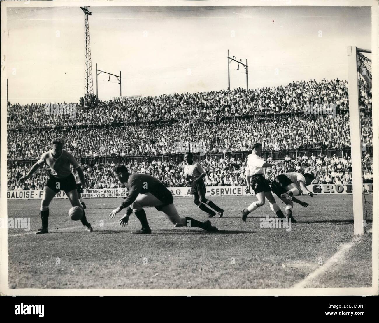 Juin 06, 1954 - L'Uruguay a battu l'Angleterre en Worldcup match. : l'Angleterre ont été battus par 4 buts à 2 dans le match de Coupe du Monde contre l'Uruguay hier, à Bâle. Photo montre le gardien uruguayen, Laurenti, efface la balle de deux Français en avant qui rush sur pratiquement dans le filet. Banque D'Images