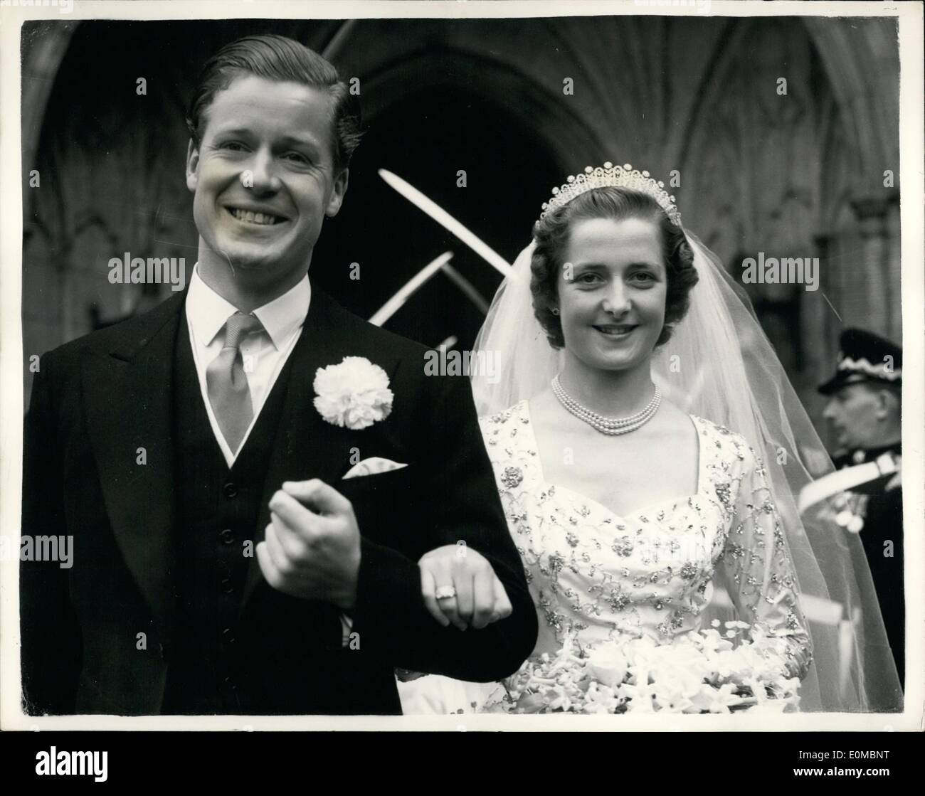 Juin 06, 1954 - La famille royale Abbaye assister : le mariage de mariage a eu lieu aujourd'hui à l'abbaye de Westminster, entre Mlle Frances Roche, 18 ans, fille de Lord et Lady Fermoy et vicomte Althor. 30, et l'écuyer de la Reine. Sa Majesté la Reine est allé(e) à Photo montre les mariés de quitter après la cérémonie. Banque D'Images