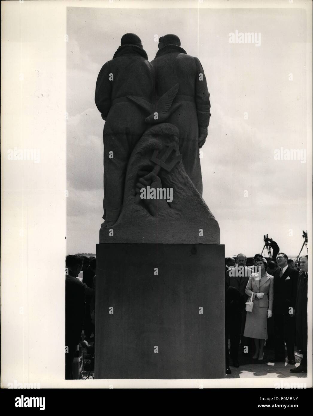 Juin 06, 1954 - Inauguration du mémorial Alcock et Brown. Le capitaine ''JIMMY'' ALCOCK REGARDE SUR.. La Rt. L'honorable A. T. Lennox-Boyd, ministre des Transports et de l'Aviation Civile a dévoilé le monument à l'aéroport de Londres à la mémoire de Sir John Alcock et Arthur Whitten Brown - ce matin - l'anniversaire de leur vol pionnier à travers l'Atlantique.. Photo : Keystone montre- Capitaine E.S. ''Jimmy'' Alcock - qui est un pilote de ligne - et le frère cadet de Sir John - vu avec sa femme de se bloquer au memorial - durant les cérémonies à l'aéroport de Londres ce matin. Banque D'Images
