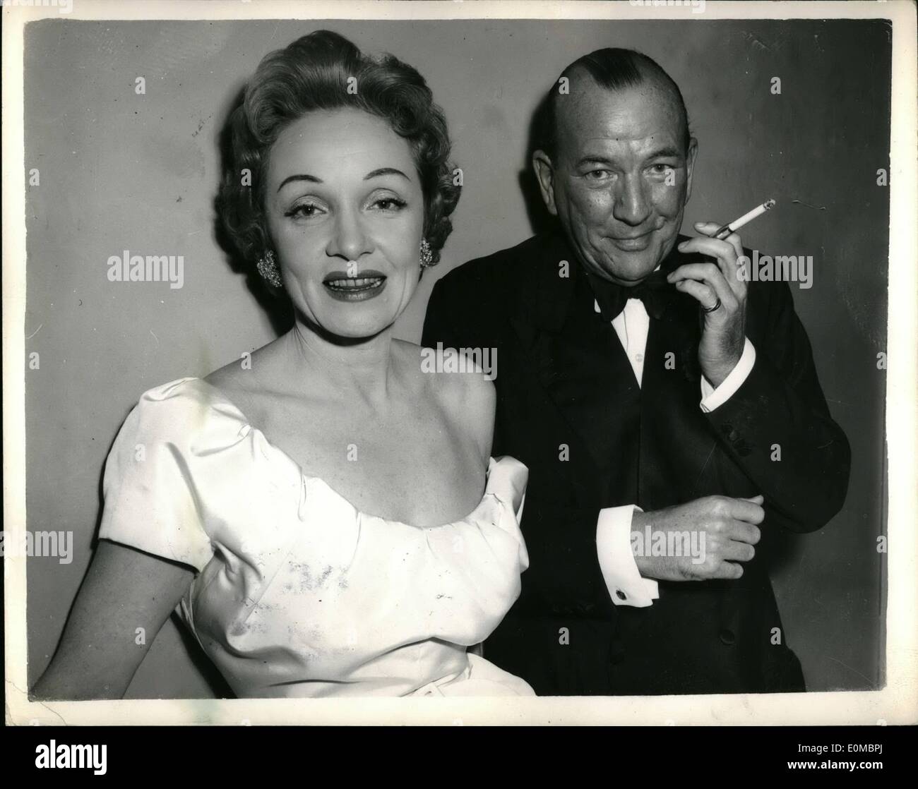 Juin 06, 1954 - Marlene Dietrich ARRIVENT À LONDRES PARTICIPE À NOEL COWARD'S NOUVELLE NEIGE ''APRÈS LA BALLE'' Marlene Dietrich, le ''grand-mère glamour. Arrivé à Londres depuis hier à New York faible apparaissent dans un cabaret à Londres ,fight club sur Nonday. Hier soir, elle est allée Noe sith : lâche pour voir son maintenant jouer ''Après le bal' au Globe Theatre. PHOTO MONTRE : MARIENE DIETRICH escorté par son vieil ami Neel C9wari goon arrivant à la T.obe Theatre hier soir. Banque D'Images