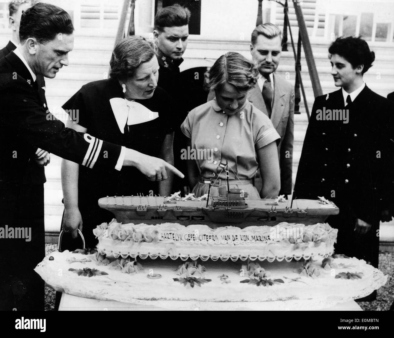 La princesse Irène reçoit un gâteau de la Marine pour son anniversaire Banque D'Images