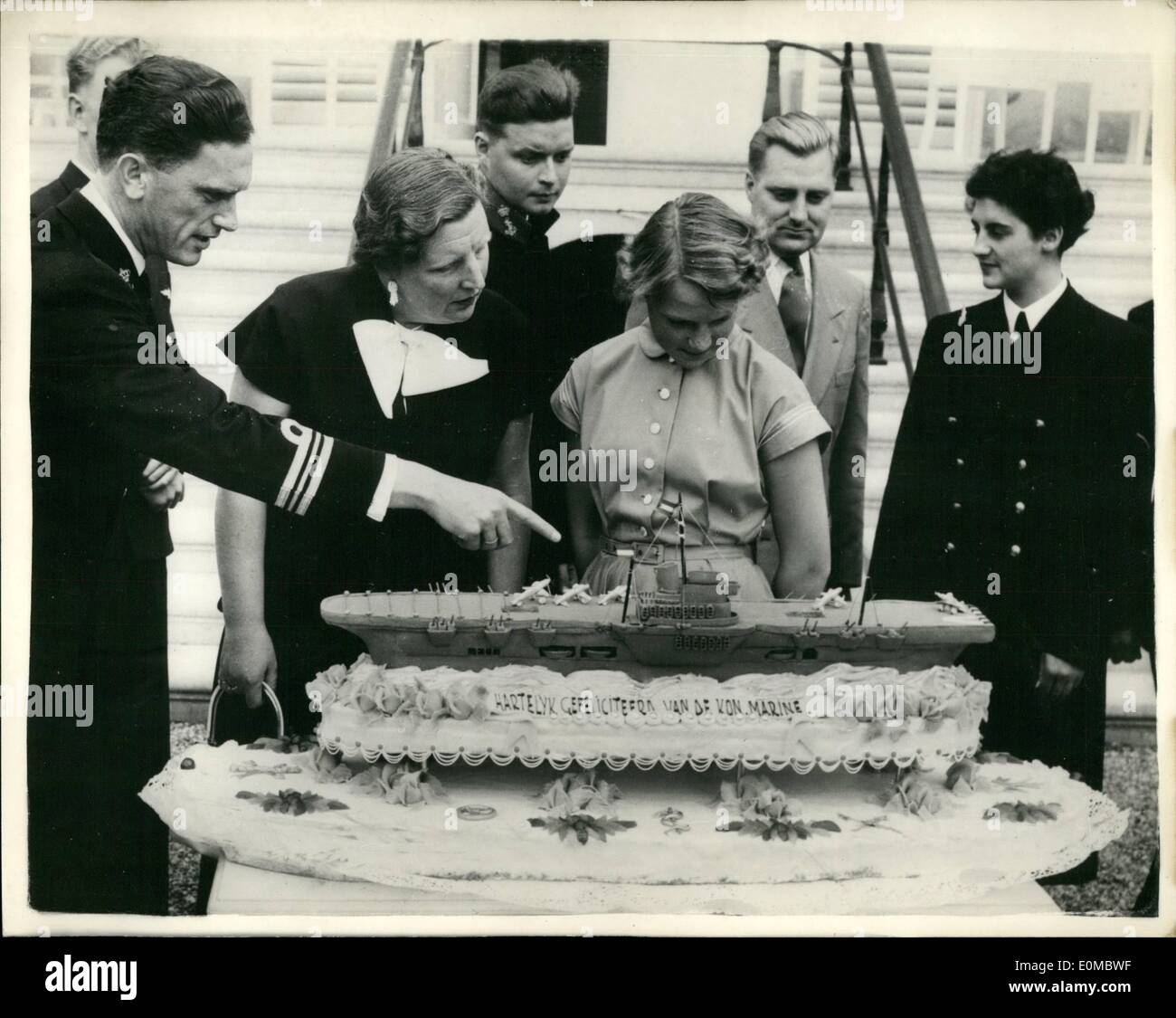 08 août, 1954 - La princesse Irène des Pays-Bas célèbre son quinzième anniversaire - avec gâteau d'anniversaire unique. : accompagné de Mère la Reine Juliana - la princesse Irène des Pays-Bas admire un gâteau d'anniversaire unique sous la forme de la fosse porte-avions Karel Doorman - au cours de son 15e anniversaire à Amsterdam, le gâteau a été présenté à elle par la Marine royale néerlandaise. Banque D'Images