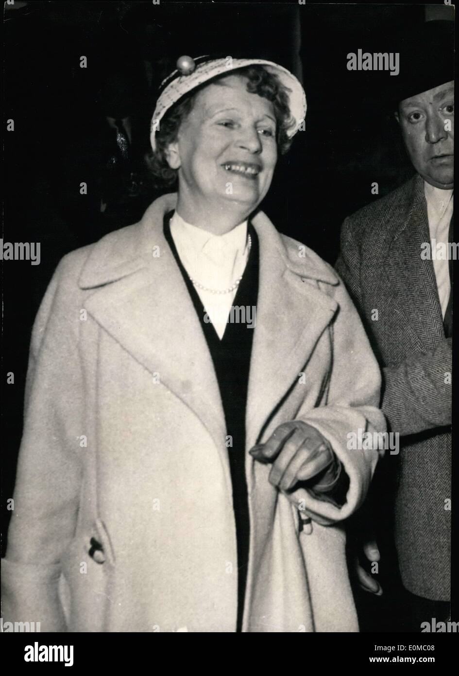 Juin 06, 1954 - La femme qui a fermé 'Red Light' Chambre accusés de recel de bijoux volés : Marthe Richard, le célèbre espion femme du monde mot n° 1 sourit avec confiance alors qu'elle quittait le ing sondages9ion l'instruction de Paris Palais de justice cet après-midi. Marthe Trate's sur instigation dont le gouvernement a décidé d'abolir la prostitution est maintenant accusé de recel de bijoux. Banque D'Images