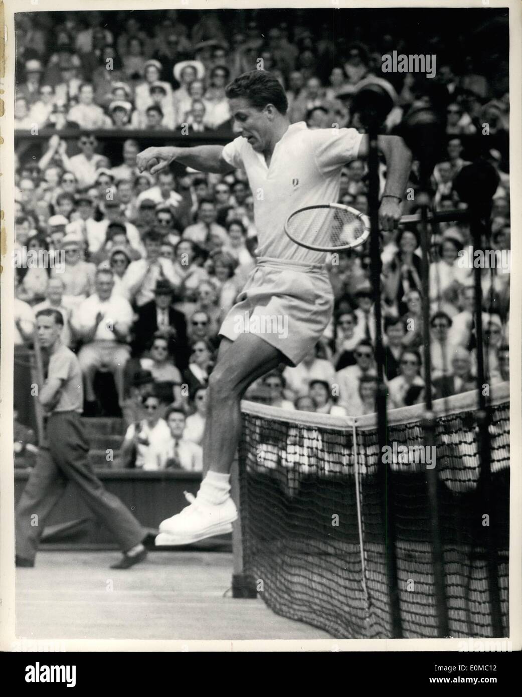 Juin 06, 1954 - Quatrième journée de Wimbledon. Les premières têtes de série s'éteint. Phillip la rondelle, de la Belgique, après une longue bataille de plus de deux heures contre Art Larsen (États-Unis), l'a battu en quatre sets, 12 - 10, 5 - 7, 6 - 2, 8 - 6. Photo Keystone montre : P.-saute le filet pour serrer la main, après sa victoire à Wimbledon aujourd'hui. Banque D'Images