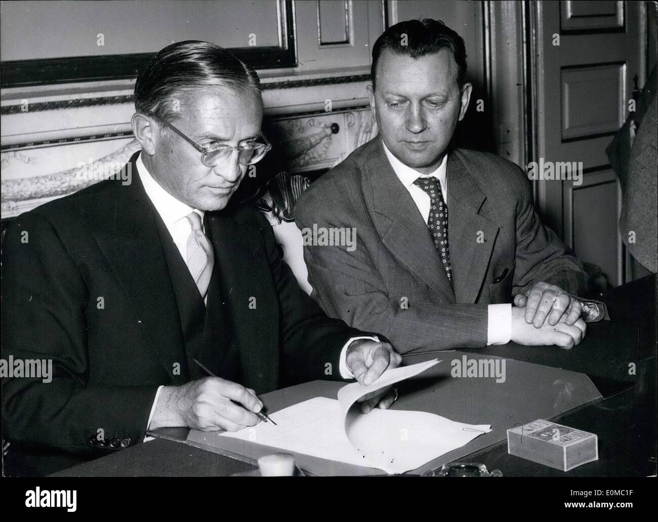 Juin 06, 1954 - Journée de l'Ambassadeur américain Monsieur Coe et le ministre danois des affaires étrangères M. H.C. Hansen signé à Copenhague un accord commercial américain danois dans le cadre de l'offshore américaine purchaseprogram. Photo de gauche montre l'Ambassadeur américain M. Robert C. Conseil de l'Europe et ministre danois des affaires étrangères M. H.C. Hansen. Banque D'Images