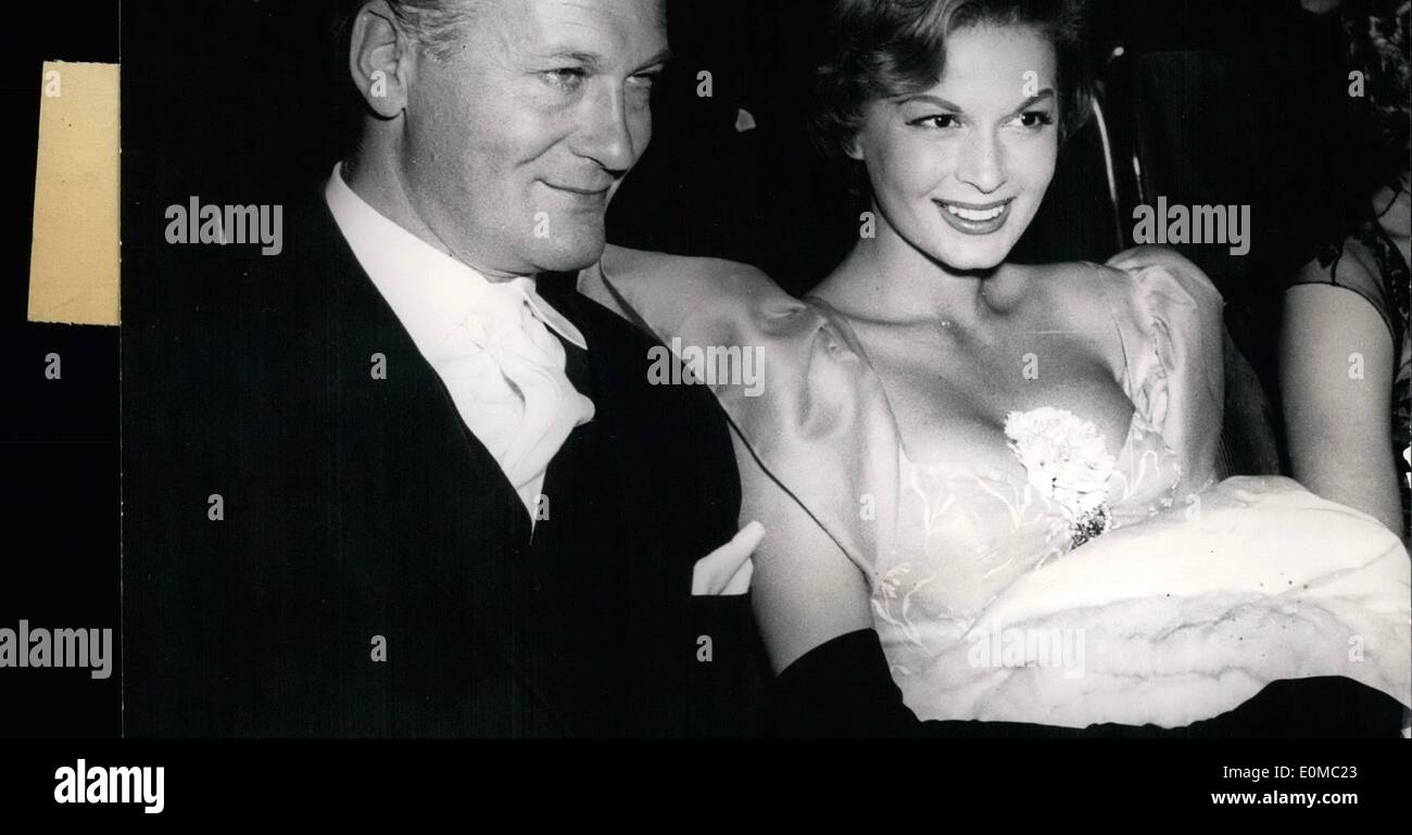 Jun. 06, 1954 Curt Juergens et Eva Bartok sont photographié ici lors de la première mondiale de son film ''Rummelplatz der Liebe'' sur Banque D'Images