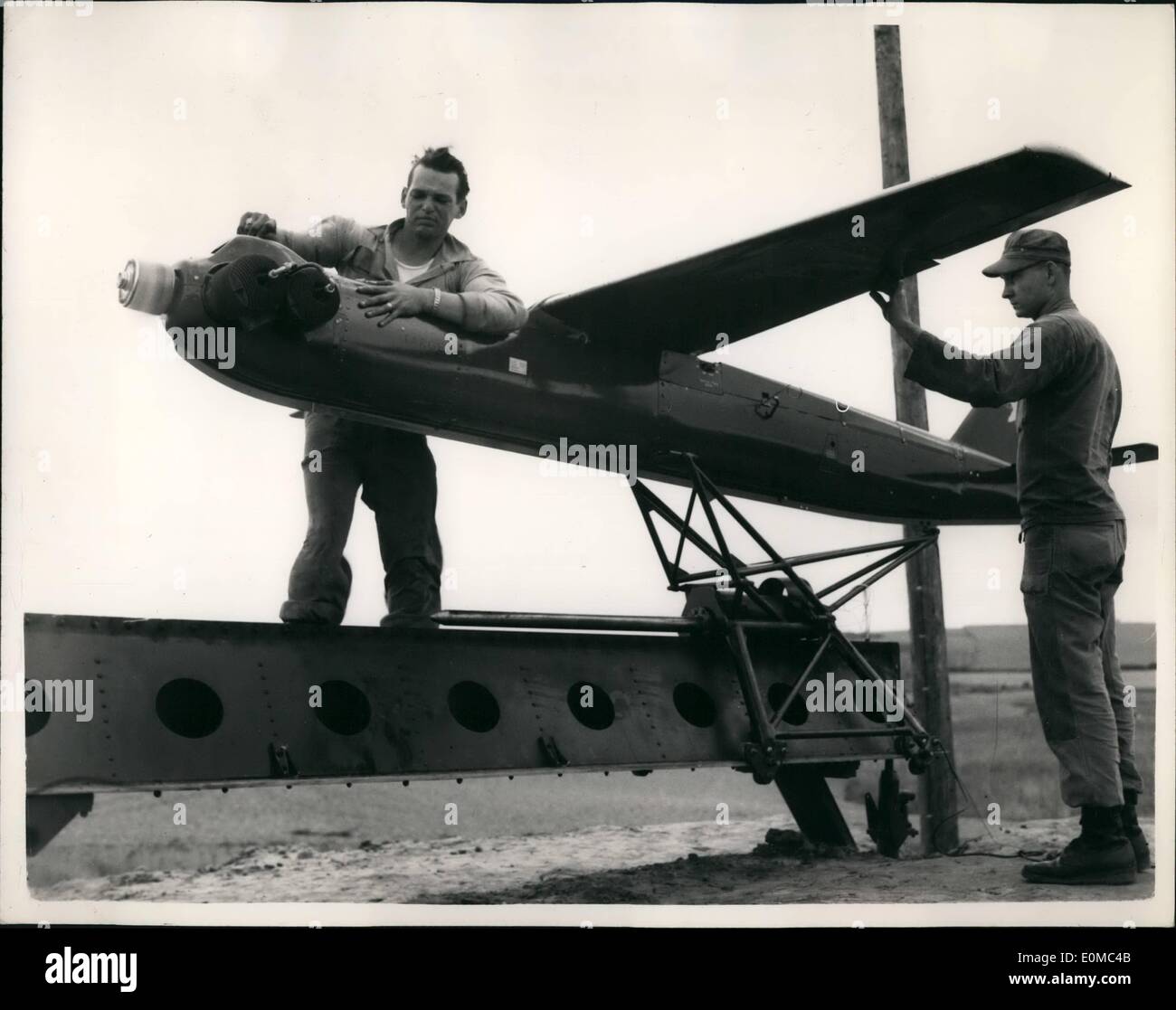 08 août, 1954 - La démonstration de l'armée américaine de neuf 75 MM Skysweeper - anti aircraft gun:l'armée des Etats-Unis de neuf 75mm Skysweeper, une grande automatique calibre d'artillerie anti-aérienne, a été tirée sur radio contrôlée et remorqué cibles avant de hauts responsables de l'Armée britannique et des membres de la presse, à Weybourns, Norfolk, aujourd'hui. La nouvelle arme qui peut trouver et suivre les avions en approche aussi loin que 15 milles, est capable de tirer sur des cibles aériennes et la vaincre aussi loin que quatre milles Banque D'Images