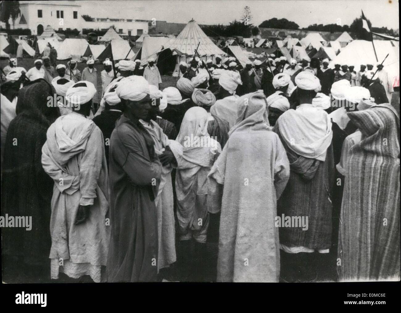 08 août, 1954 - Maroc : des émeutes qui venaient de tribus autour de Fès sont ours camping la résidence du sultan. Mesures de police importantes ont été prises au vent de nouvelles émeutes. Banque D'Images