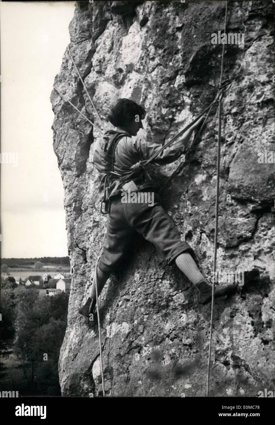 08 août 1954 - pour l'école serait d'alpinistes : une fille de gravir une falaise dans le centre de la France où le district de l'Yonne Banque D'Images