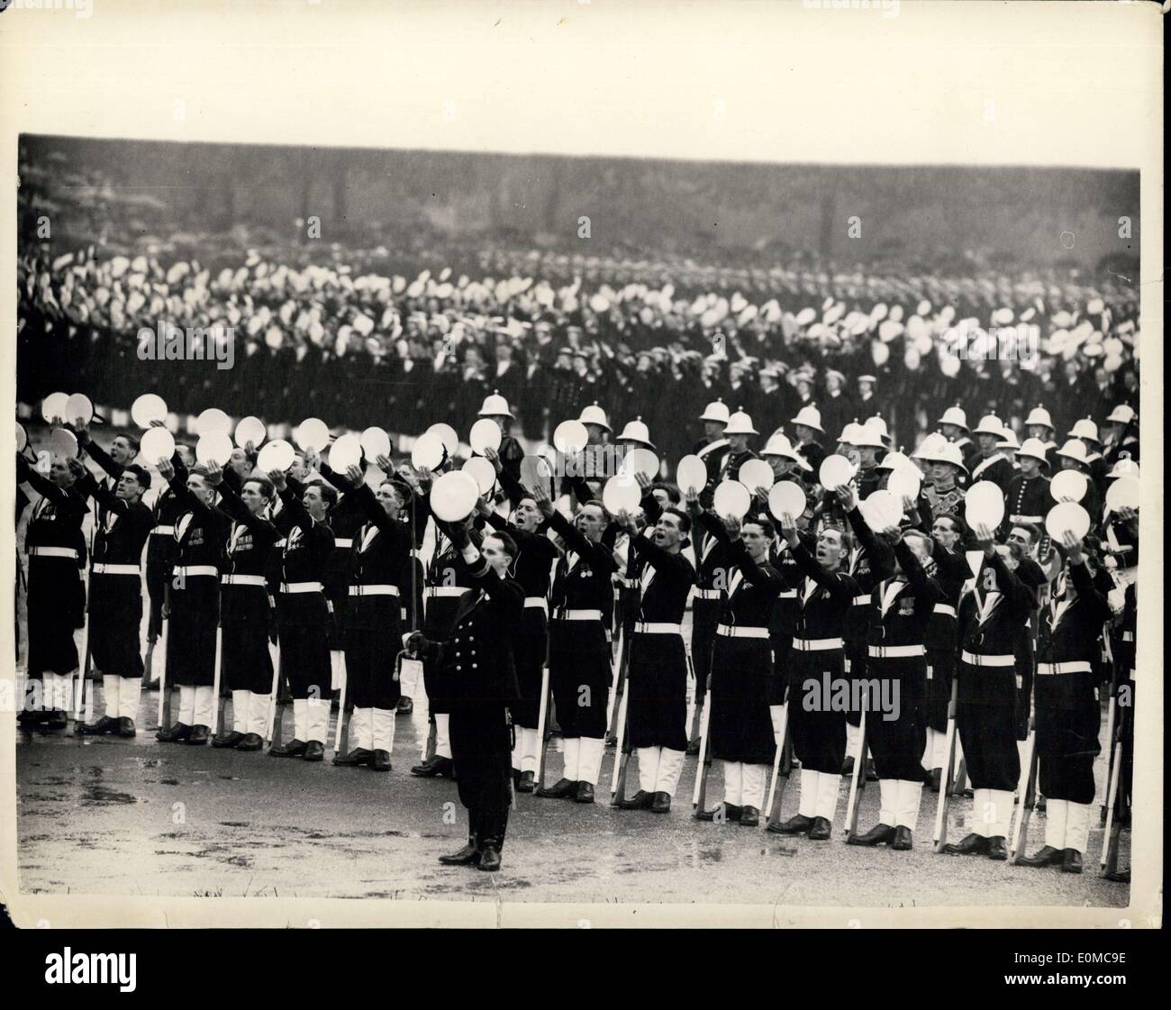 Juin 12, 1954 - R.N.V.R. Parade pour la Reine : Sa Majesté la Reine, accompagnée du duc d'Édimbourg, a examiné aujourd'hui plus de 2 000 officiers et marins de la Réserve volontaire de la Marine royale, sur Horse Guards Parade. l'occasion marque le R.N.V.R.'s golden jubilee de sa fondation. Photo montre : c'est Trois hourras pour la reine comme les chapeaux sont soulevées - à l'examen d'aujourd'hui. Banque D'Images