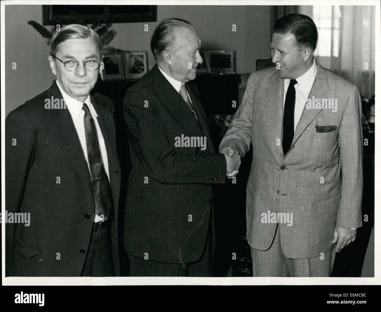 Juin 24, 1954 - Le Roi ''Auto'' Henry Ford II est photographié ici en Allemagne. Il a été en pourparlers dans le pays. Il est photographié ici (à droite) Message d'Adenauer chancelier Dr.(au milieu). Sur la photo de gauche est haut commissaire M. Conant. Banque D'Images