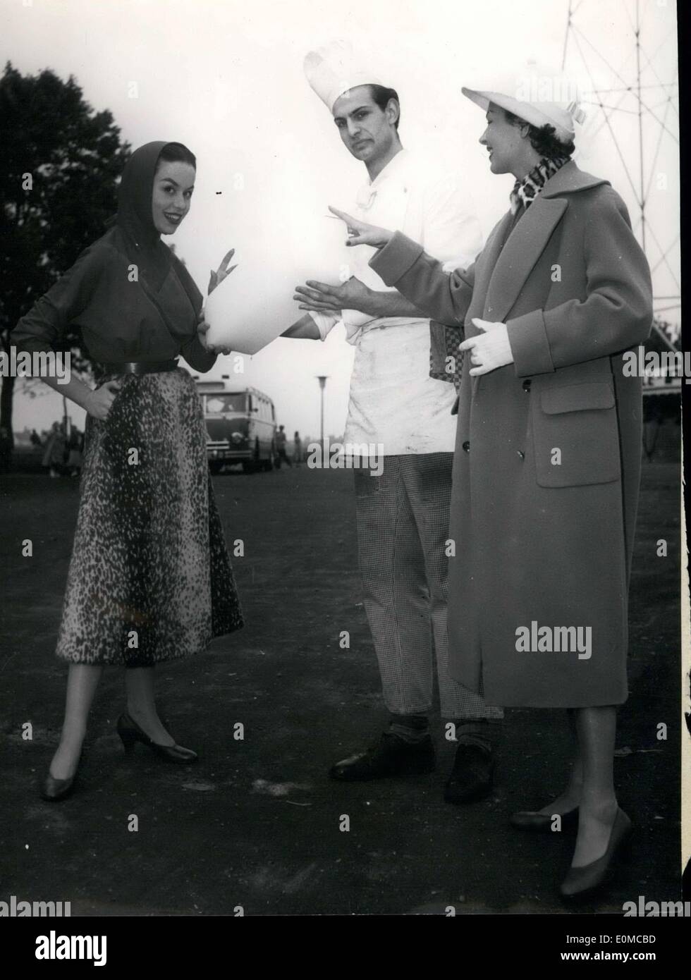 Juin 24, 1954 - l'on voit ici sont certaines des maquettes de Heinz Oestergaard illustré à la Semaine de mode de Düsseldorf en 1954. Sur la droite est un chameau-hair coat et sur la gauche est un Chemisier en jersey lilas une hotte. Banque D'Images