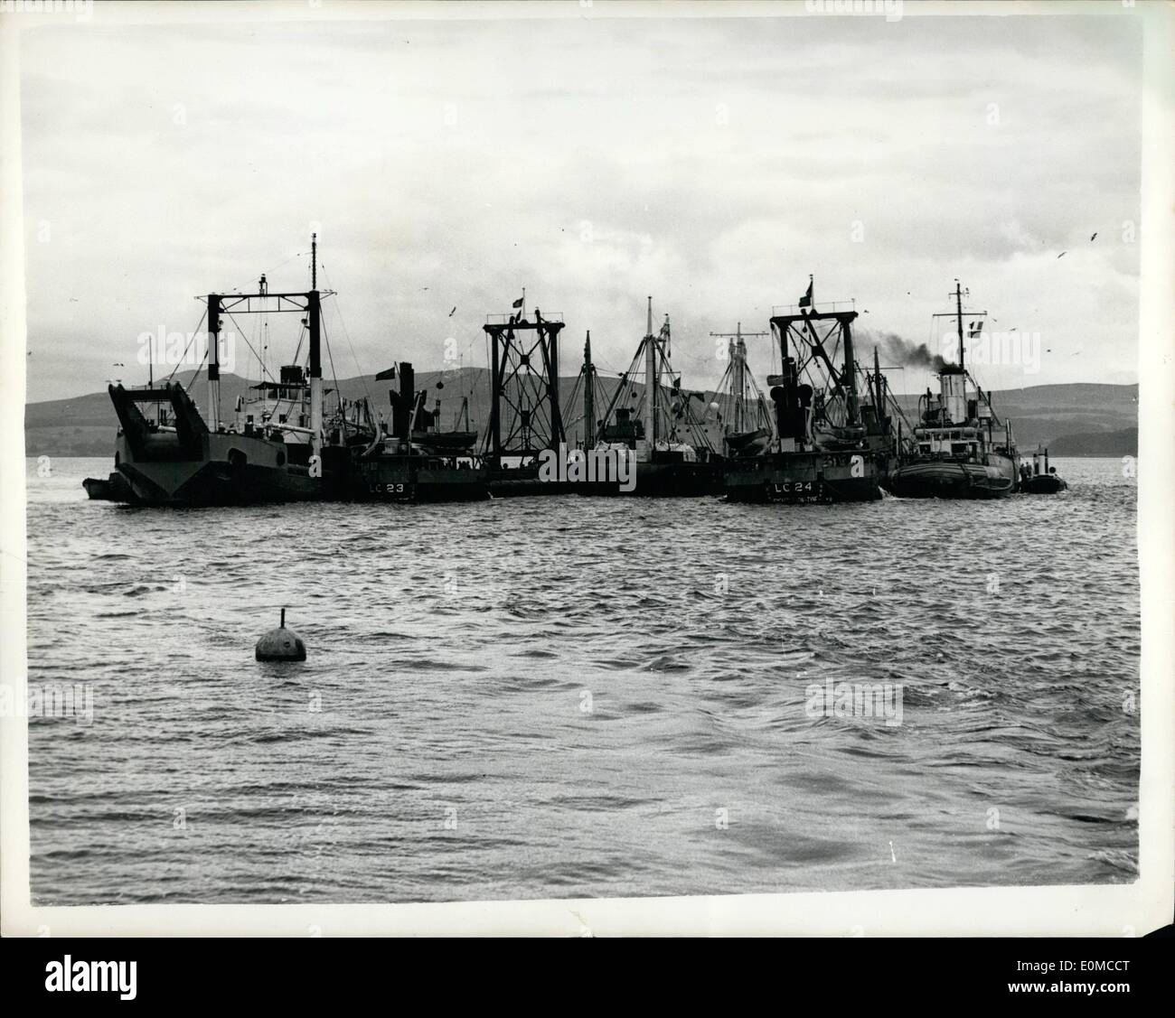 08 août 1954 - RÉCUPÉRATION DES TRAVAUX SUR L'Organisation de l'AMIRAUTÉ FRANÇAISE DE LEVAGE DE CLYDE. L'organisation de sauvetage de l'Amirauté travaillent maintenant sur ce qui est probablement la plus grande opération de levage ils ont jamais abordé..C'est sur la frégate française ''MBREZE SAINT EYNARD'' qui a coulé dans le Cyde en 1940 en raison de l'explosion de ses propres torpilles. L'ascenseur est un des quelque 3 500 tonnes et est mené par deux 1 200 tonnes et de deux tonnes de levage de l'Amirauté 750 Craft avec trente six nine inch hawser sous la coque du navire...chaque hawser est de 330 pieds de longueur.. Banque D'Images