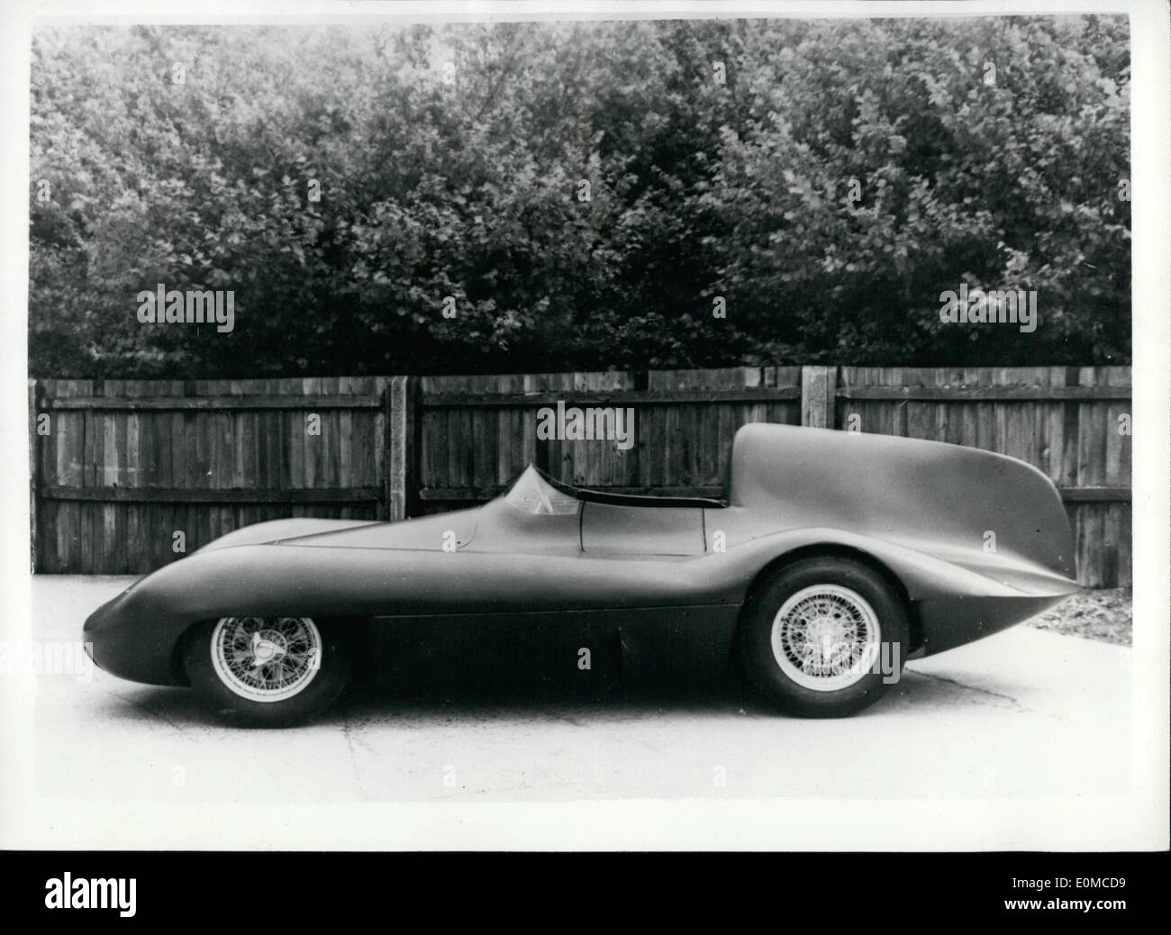 08 août, 1954 - Voiture de course au large de l a liste secrète. Début des tests sur nouvelle formule 1 Grand Prix voiture ; un 12 mois secret a été terminé hier lorsque le nouveau 2 1/2 litre de voiture de course Grand Prix Connaught est arrivé à Goodwood circuit de course pour commencer ses essais de la voie. La nouvelle voiture, qui a un corps aérodynamique enveloppante et une grande queue, a été révélé que la Grande-Bretagne de la toute première voiture de course Grand Prix simplifié. 38 ans, M. Ronald Clarke concepteur de la voiture, hier, a pris la voiture pour son premier test s'exécute. Essais cliniques se poursuivra pendant de nombreuses semaines Banque D'Images