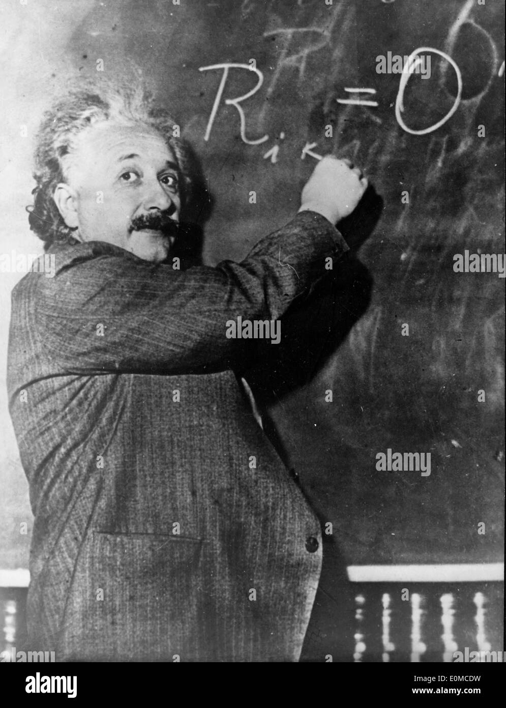 Le professeur Albert Einstein à l'ardoise Banque D'Images