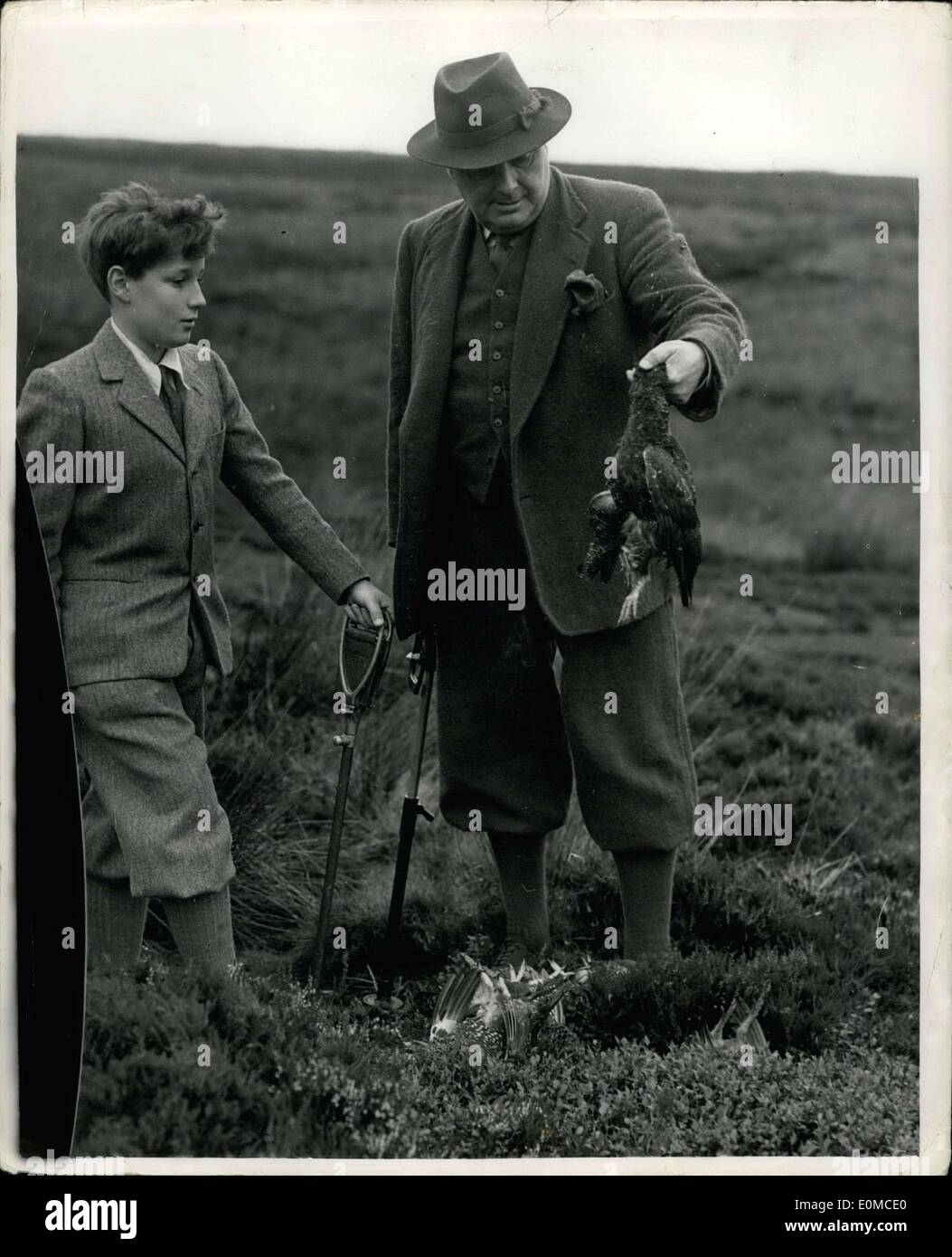 13 août 1954 - 13-8-54 la glorieuse douzième . Ouverture de la saison de chasse Grouse hier, c'était le glorieux douzième , et Lord Swinton's party, cinq canons en tout, étaient à Pott Moor, Grimes, Gyhll dans le Yorkshire. Photo : Keystone montre sir Thomas Dugdale, ancien ministre de l'Agriculture vu avec son fils. Banque D'Images