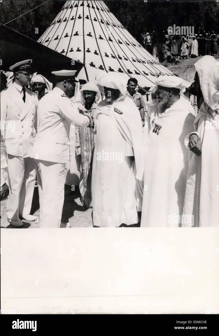 Septembre 26, 1954 - Les pèlerins musulmans Rencontrez Gouverneur Français pèlerins musulmans à Moulay Idress, près de Rabat, de rencontrer M. François Lacoste, Gouverneur Français du Maroc escorté par des fonctionnaires. Banque D'Images
