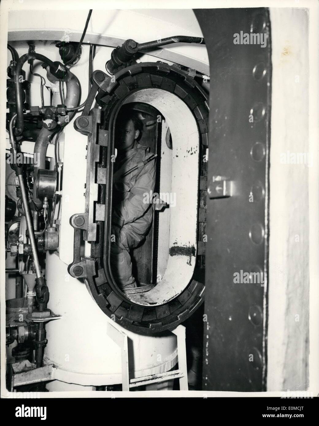 Octobre 04, 1954 - 4-10-54 Navy donner leur première démonstration publique de la nouvelle méthode de s'échapper de sous-marins. La Royal Navy a donné aujourd'hui leur première démonstration publique de la dernière méthode par laquelle les hommes peuvent s'échapper de sous-marins. La démonstration a eu lieu à H.M.S. Gosport Dolphin, le siège de l'amiral commandant de sous-marins et les tests ont été réalisés dans un réservoir d'eau de 100 pieds. Le nouveau système d'évacuation permet aux hommes de monter en toute sécurité de sous-marins coulés sans appareil respiratoire. Photo montre : le nouveau one-man escape chambre qui est utilisé dans le nouveau réservoir de la formation de 100 pieds Banque D'Images