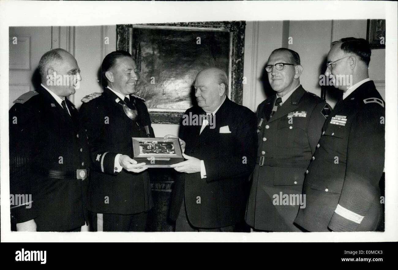 05 octobre, 1954 - Sir Winston Churchill reçoit les états de l'Ancienne et Honorable Artillery Company de Boston. Cet après-midi, Sir Winston Churchill reçut une députation de l'Ancienne et Honorable Artillery Company de Boston (Massachusetts), qui sont aujourd'hui une visite à Londres, au n°10, Downing street -aujourd'hui. Leur fondateur, Robert Keayne, était membre de la hac avant d'émigrer vers l'Amérique et ont formé la société de Boston en 1637. Le premier ministre a été présenté avec un gravé, par Photo montre sir Winston Churchill vus recevant la boîte à cigare du capitaine Thomas J Banque D'Images