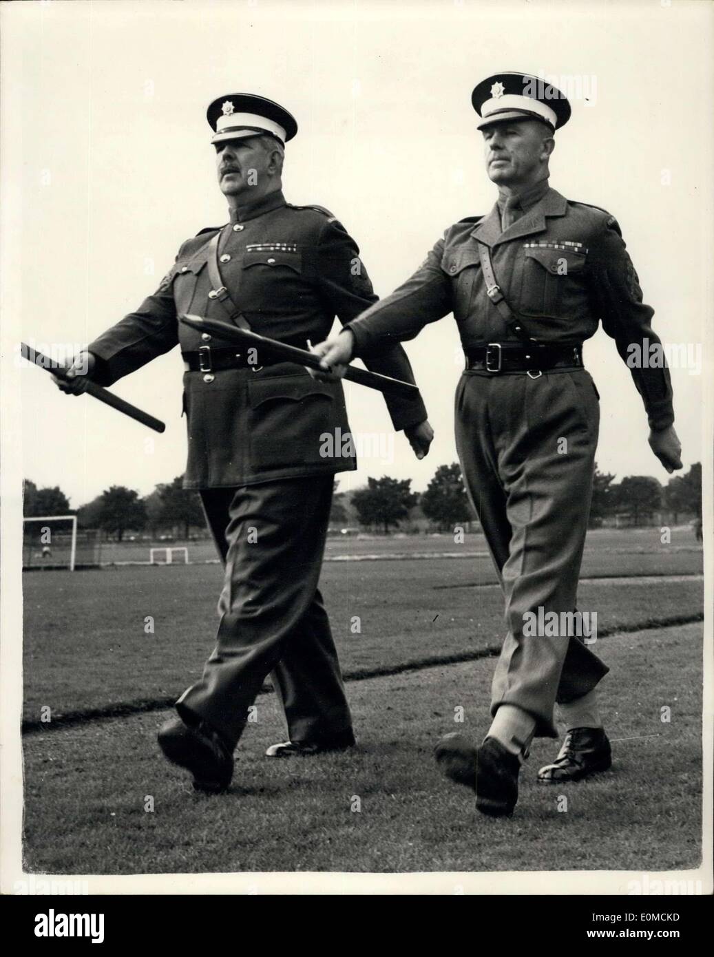 07 octobre, 1954 - RSM La Grande-Bretagne et son successeur : Sergent-major régimentaire Charles L Smy, est de réussir R RSM Brittain, qui a la voix la plus puissante de l'armée, à l'école des cadets de l'agent de Mons, Aldershot. La Grande-Bretagne est RSM de prendre leur retraite plus tôt en novembre. Photo montre L À R R RSM Brittain, et RSM. C.L. Smy, son successeur vu à aulnes chaud aujourd'hui. Banque D'Images