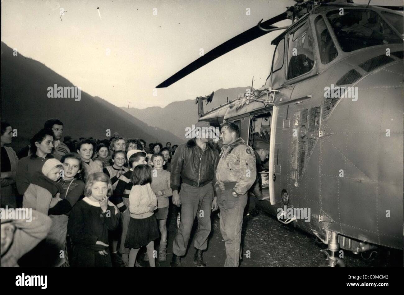 10 octobre 1954 - Après 5 jours de recherches d'un avion américain a vu un tas de rubblish du Dakota américain disparu dimanche après-midi de Rome à Francoforte avec 5 hommes de l'equi-page et 16 soldats américains qui doivent retourner dans leur commande en Allemagne. Dakota américain est falled près de Sabbione Hill et près de bouche Hill. L'avion après l'reconnoiting, pour une moyenne a été obligé de faire une descente forcée près de Entracque. La photo montre une partie de l'équipement américain quand parle avec certains journalistes. Banque D'Images