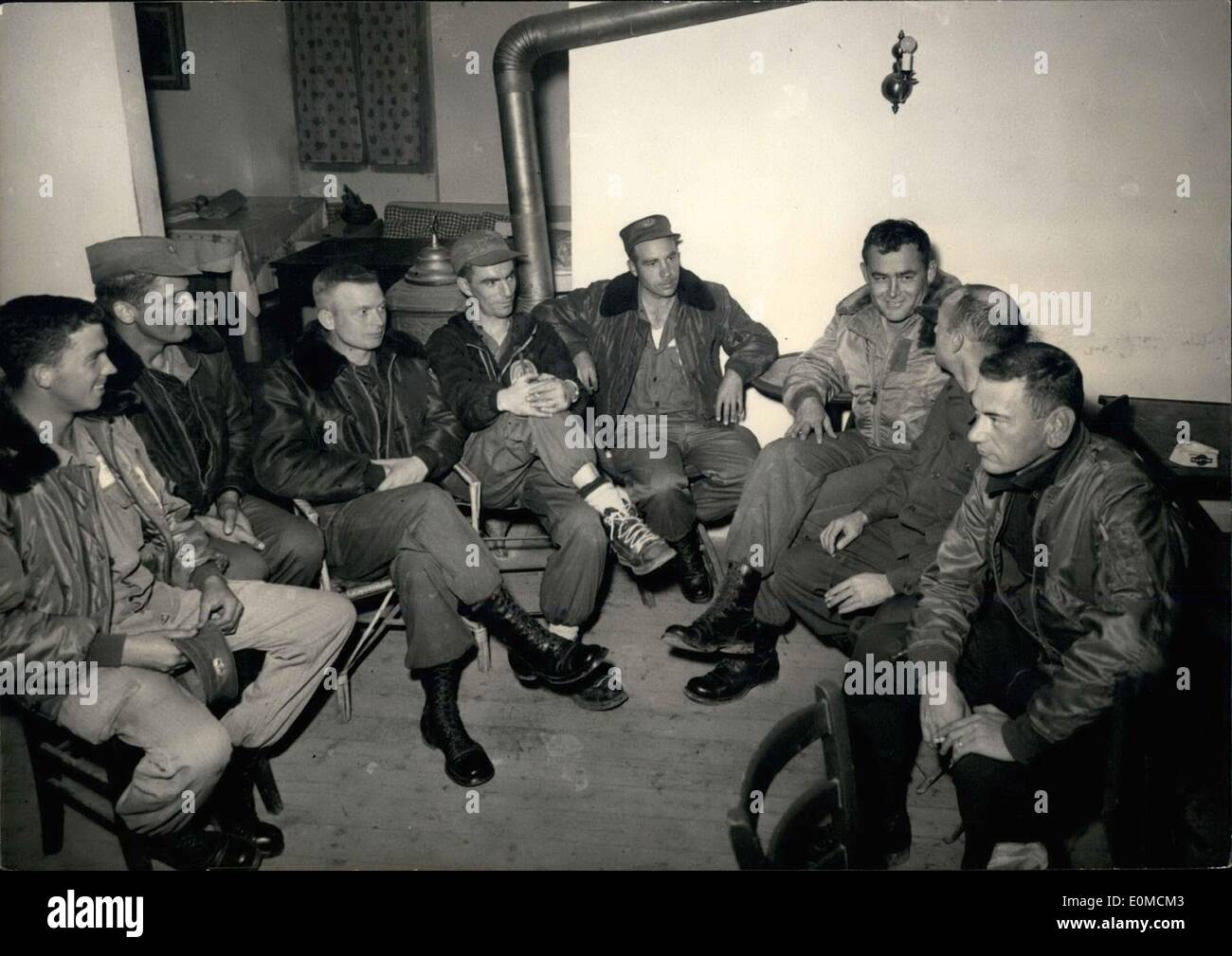 10 octobre 1954 - Après 5 jours de recherches d'un avion américain a vu un tas de rubblish du Dakota américain disparu dimanche après-midi de Rome à Francoforte avec 5 hommes de l'equi-page et 16 soldats américains qui doivent retourner dans leur commande en Allemagne. Dakota américain est falled près de Sabbione Hill et près de bouche Hill. L'avion après l'reconnoiting, pour une moyenne a été obligé de faire une descente forcée près de Entracque. Photo montre l'equipage d'avion américain suite à la descente. Banque D'Images