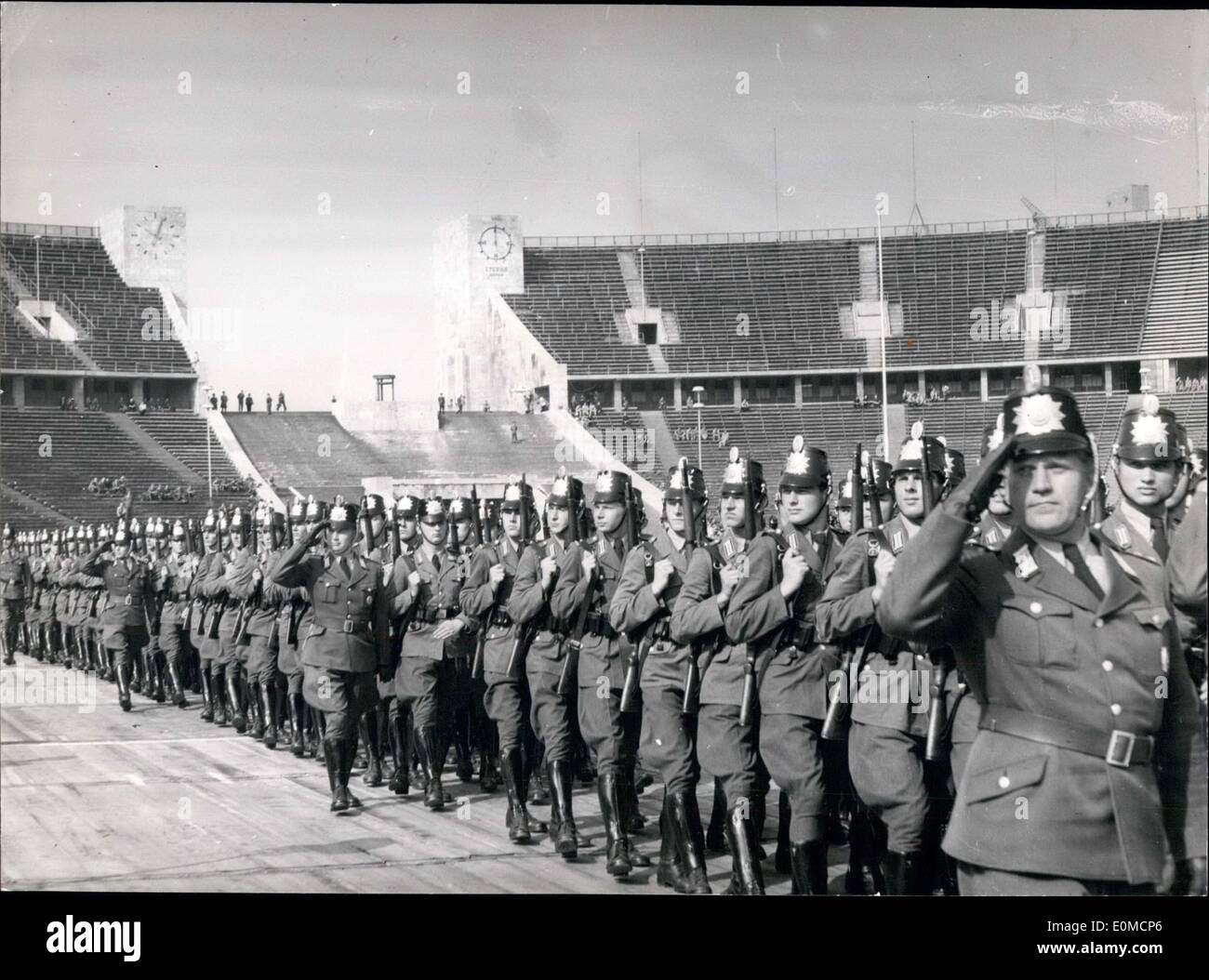 Septembre 03, 1954 - Des unités de police de Berlin est arrivé au stade olympique avec le vol des drapeaux pour commencer leur police annuelle Festival sportif. Banque D'Images