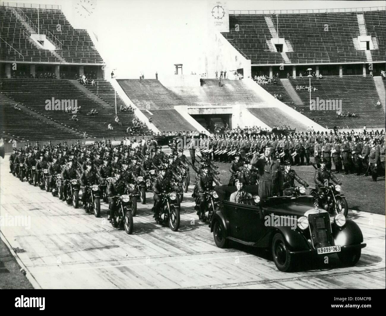 Septembre 03, 1954 - Des unités de police de Berlin est arrivé dans le Stade Olympique de Berlin pour leur assemblée annuelle ''Polizeisportsfest'', un événement pour la police. Banque D'Images