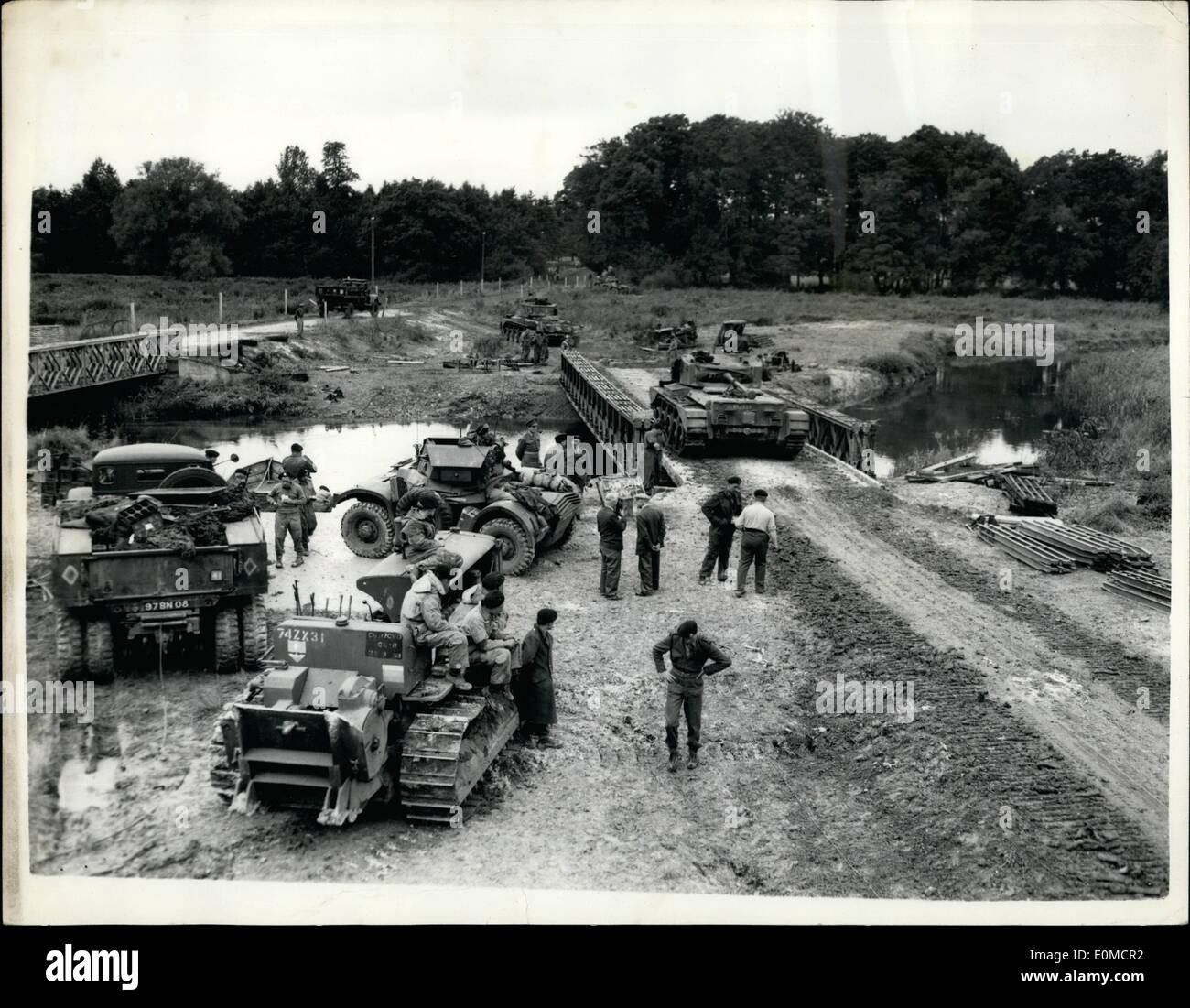 Septembre 08, 1954 - 8-9-54 Exercer London Pride dans la plaine de Salisbury. Quelque 12 000 hommes et 4 000 véhicules de la 56e Division Blindée (Londres) (T.A.) est l'exécution de l'exercice London Pride dans la plaine de Salisbury. L'exercice vise à mettre en pratique la Division dans l'exécution de l'approche suivie d'une opposition mars traversée de la rivière Avon et un boîtier d'une tête de pont contre un ennemi connu pour être équipés de bombes atomiques Banque D'Images