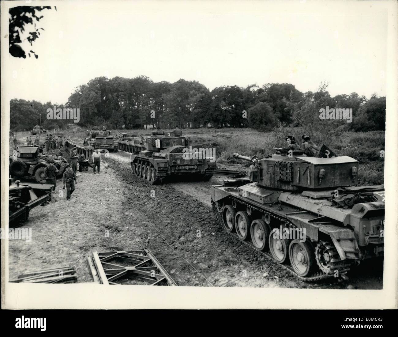 Septembre 08, 1954 - 8-9-54 Exercer London Pride dans la plaine de Salisbury. Quelque 12 000 hommes et 4 000 véhicules de la 56e Division Blindée (Londres) (T.A.) est l'exécution de l'exercice London Pride dans la plaine de Salisbury. L'exercice vise à mettre en pratique la Division dans l'exécution de l'approche suivie d'une opposition mars traversée de la rivière Avon et un boîtier d'une tête de pont contre un ennemi connu pour être équipés de bombes atomiques Banque D'Images