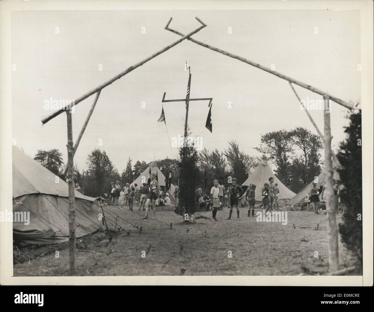 Septembre 09, 1954 - Les nazis les garçons est Sumire Gama dans le New Jersey : Le camp d'été Nazi. Camp Wille und rencontrez (et nuit). qui a été établi à Griggston. .J.pour 200 garçons allemands âgés de 8 à 15, par les Amis de la nouvelle Allemagne. L'inscription est composée de garçons de New yerk, Brooklyn. Buffalo et Philadelphie. Autant être possible. toute la conversation se déroule dans la langue allemande. et de l'océan la nuit ssomble garçons autour du compere à chanter allemand angs. Mouille le drapeau nazi. Banque D'Images