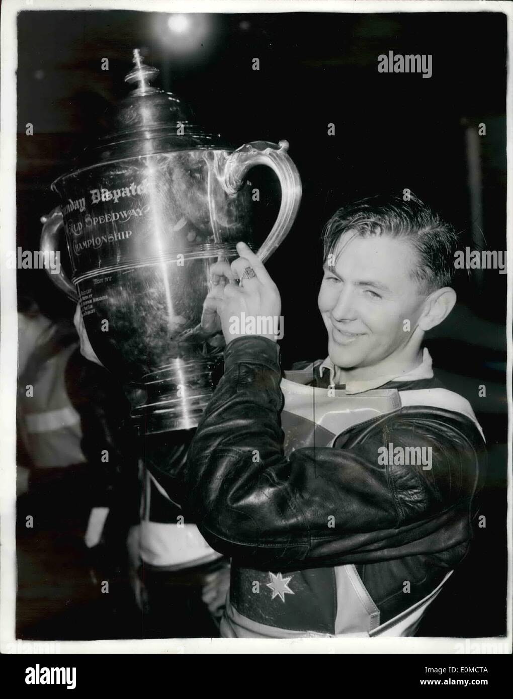 Septembre 09, 1954 - Ronnie Moore remporte le Championnat du Monde de Speedway, 21 ans, néo-zélandais, Ronnie Moore, de Wimbledon - La nuit dernière a remporté le championnat du monde de speedway à Wembley. Olle Nygren, de la Suède, et Brian Crutcher, de Wembley, à égalité en deuxième place, et Grutcher a remporté la course au large. Photo montre Ronnie Moore - vu avec l'expédition après avoir remporté le trophée dimanche championnat la nuit dernière. Banque D'Images