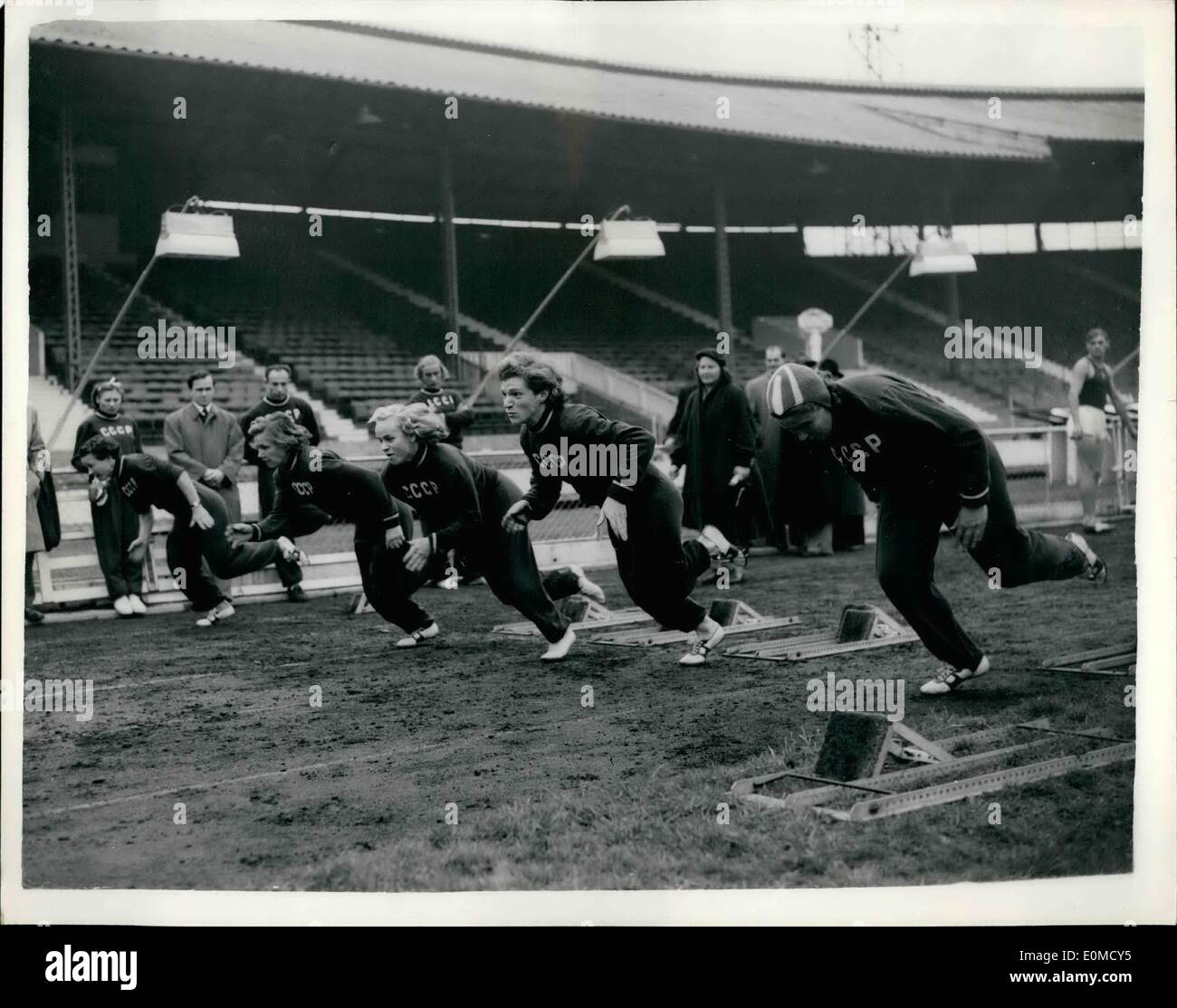 10 octobre 1954 - athlètes russes en formation à la ville blanche : Soixante-neuf athlètes russes, y compris huit détenteurs de record du monde, est arrivé à Londres hier pour leur match contre l'un côté à l'athlétisme de Londres La ville blanche mercredi prochain. Aujourd'hui, ils sont allés le long de là pour faire un peu de formation. La photo montre certains des athlètes russes pratiquant commence au cours de leur formation à la ville blanche d'aujourd'hui. Banque D'Images